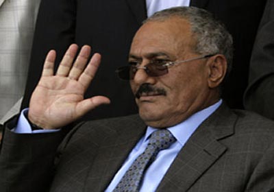 عبدالله صالح يغادر إلى الولايات المتحدة ويعد بالعودة إلى اليمن بعد انتهاء رحلة علاجه